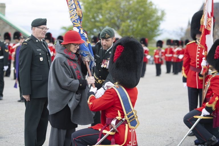 Cérémonie officielle de consécration et présentation des nouveaux drapeaux du 2e Bataillon du Royal 22e Régiment consécration drapeaux 2e r22er
